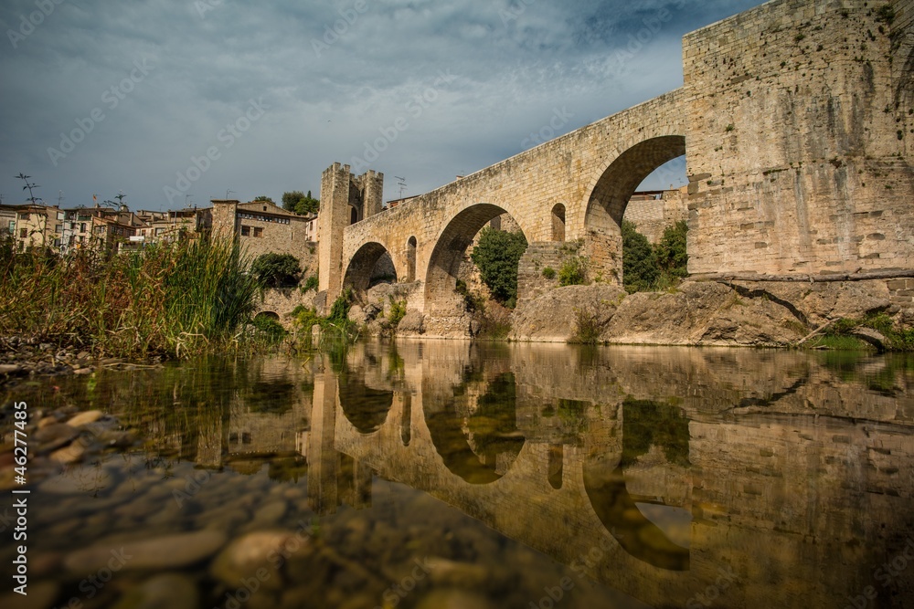 Fototapeta premium Romanesque bridge over river, Besalu