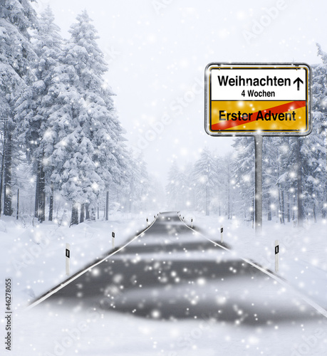 Schneefahrbahn mit Ortsschild Weihnachten