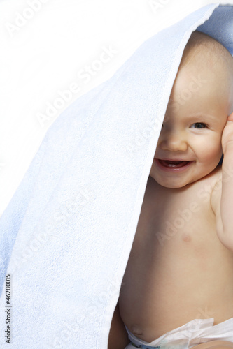 niemowle z ręcznikiem