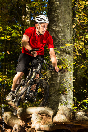 Mountainbiker im Downhill