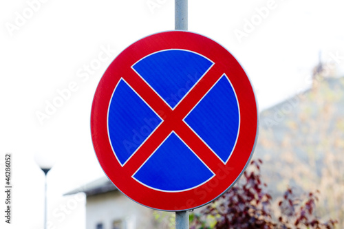 Znak drogowy / Zakaz zatrzymywania się