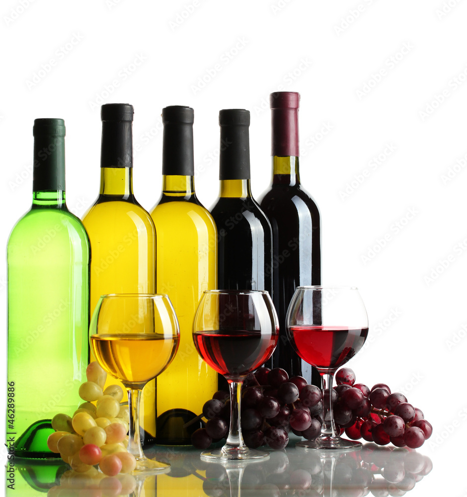 Obraz premium Assortment of red and white wine bottles with full glasses and fresh grapes on reflective surface, the arrangement is displayed on a reflective surface, creating a clean and elegant presentation