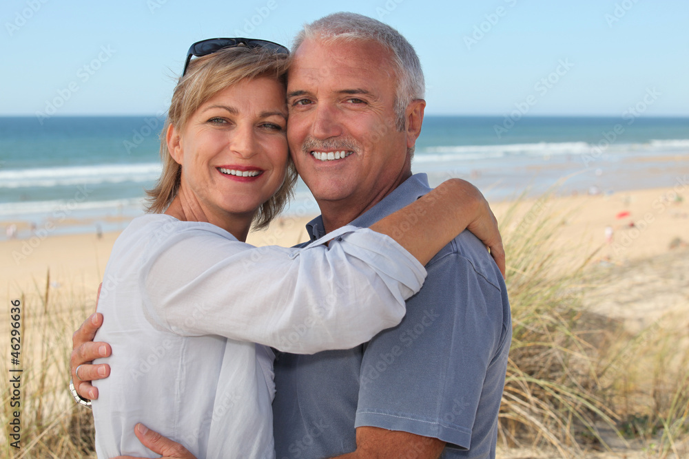 Obraz premium senior couple on vacation embracing