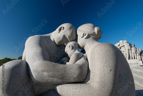 Vigeland park statues family