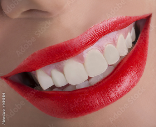 Bocca sorridente con rossetto photo