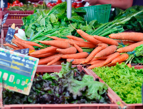 carottes,salades et feuilles de blettes sur le marché photo