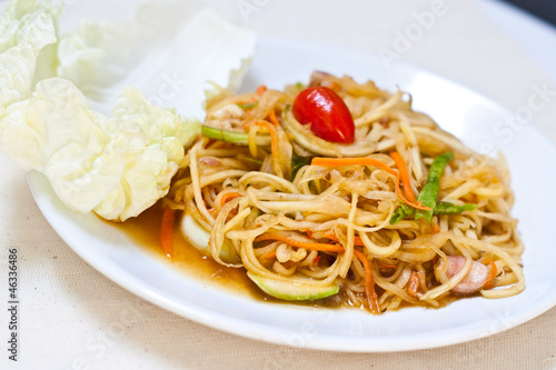 vegetarian thai food : vegetarian papaya salad (somtum)