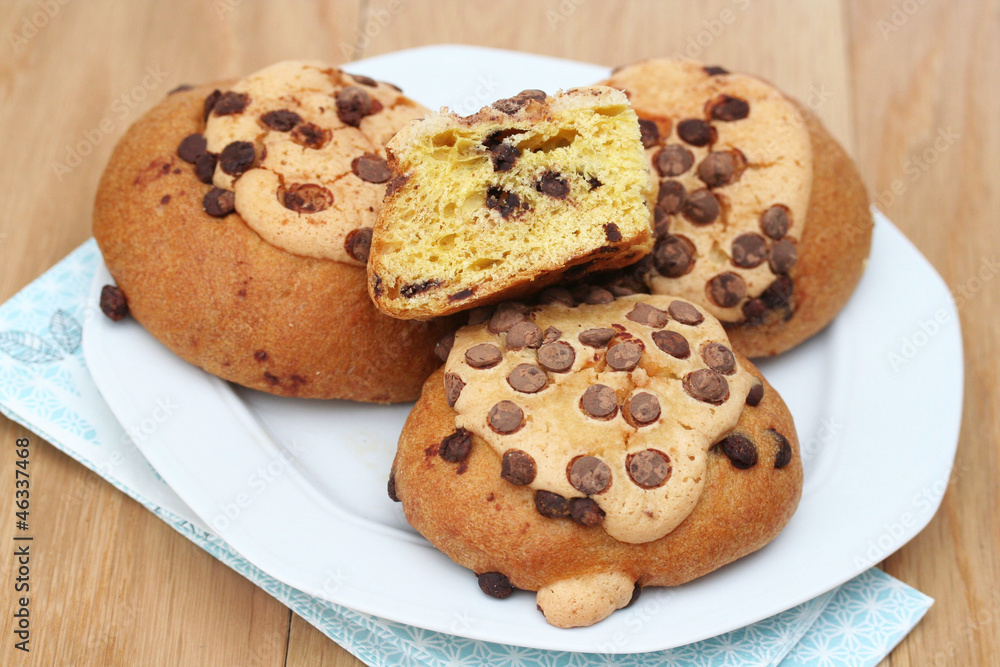 dolci con gocce di cioccolato su piatto dolci con gocce di cioccolato su piatto