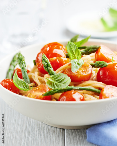 Spaghetti with cherry tomatoes and green asparagus