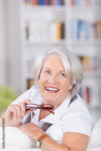 glückliche ältere dame mit brille