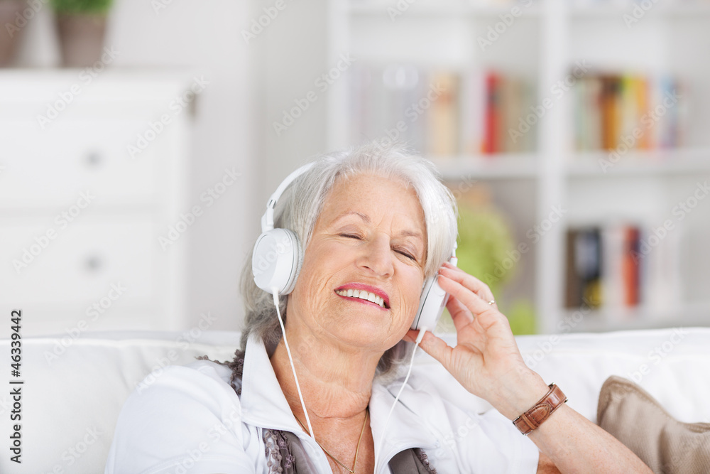 Naklejka premium moderne seniorin hört musik mit kopfhörern