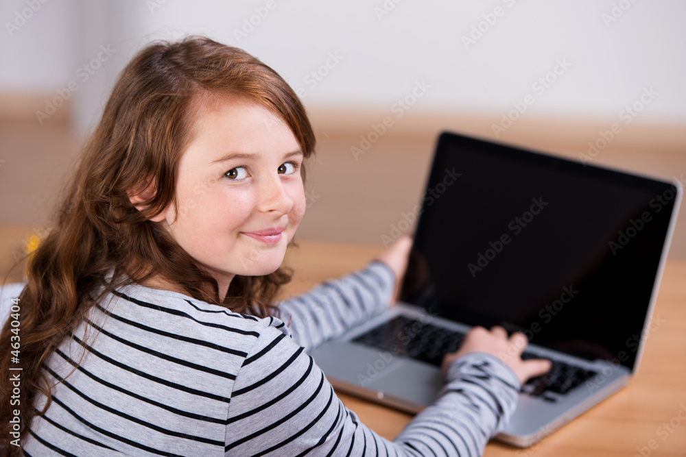 lächelndes mädchen tippt auf dem laptop lächelndes mädchen tippt auf dem laptop