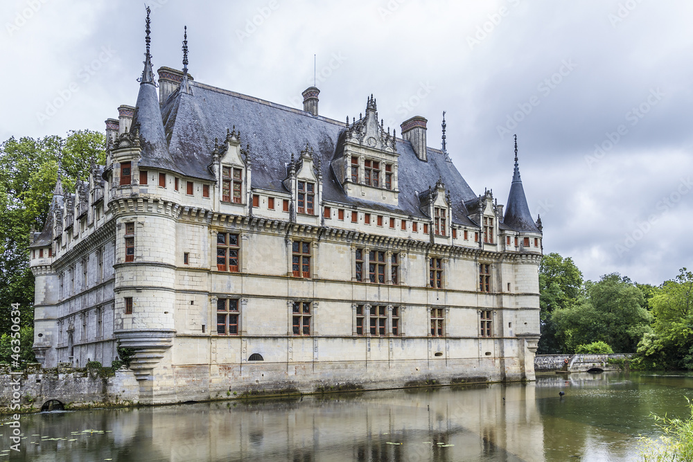 Chateau Azay-le-Rideau (1527) - one of earliest French chateaux