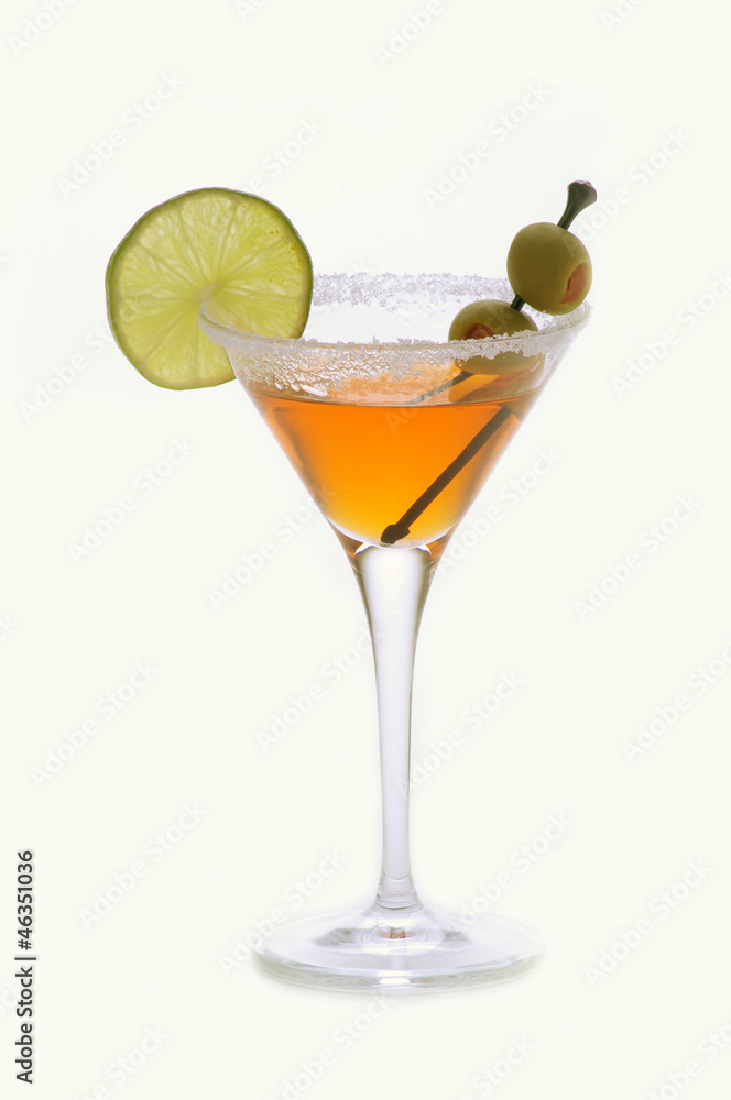 cocktail alcolico con fette di lime e zucchero