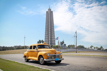 Plexiglas schilderij Cubaanse oldtimers Gele DeSoto oldtimer in Havana  © Aleksandar Todorovic