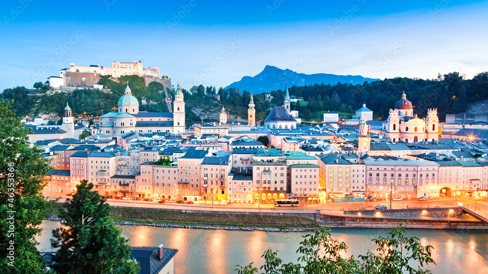 Naklejka premium Panorama Salzburga o zmierzchu widziana z Kapuzinerberg