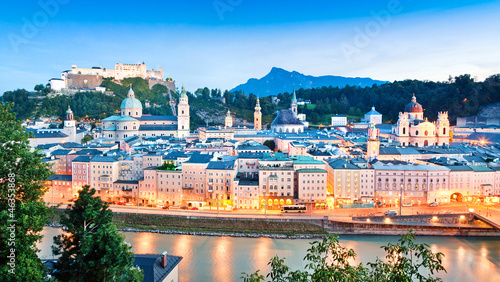 Obraz na płótnie Salzburg panorama at dusk as seen from Kapuzinerberg w salonie