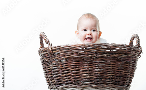 baby im korb 6