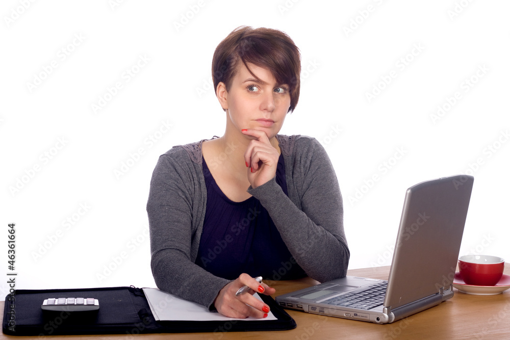 Nachdenkliche Studentin am Laptop Nachdenkliche Studentin am Laptop