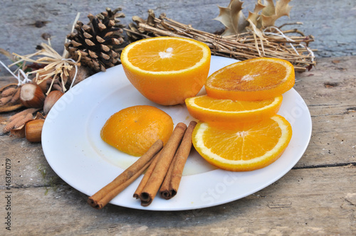orange et bâtons de cannelle