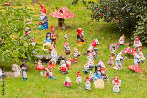Fotografía Collection of colorful dwarf figures in a garden. Fairytale.