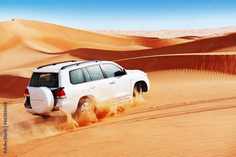 Naklejka premium Walka na wydmy 4 na 4 to popularny sport arabskiej pustyni