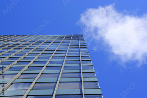 Büroturm vor blauem Himmel