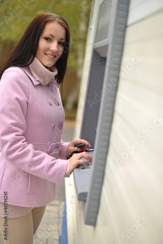 femme avec ATM