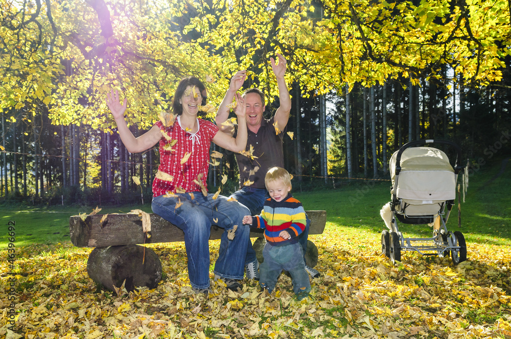 Familienglück im Herbstlaub Familienglück im Herbstlaub