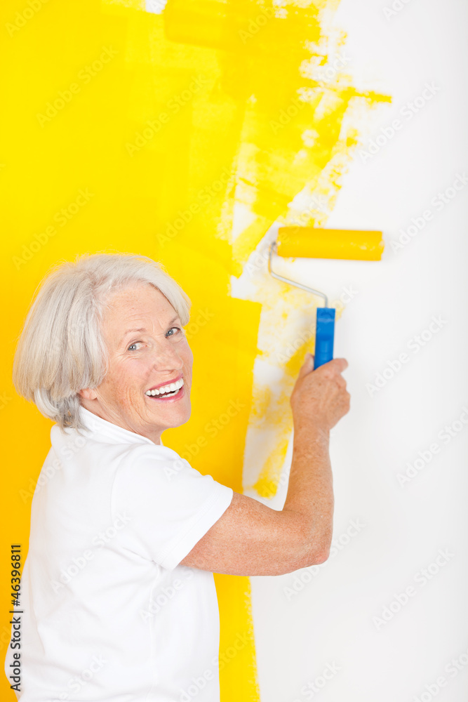 aktive seniorin streicht an aktive seniorin streicht an
