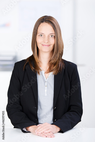 lächelnde geschäftsfrau im büro
