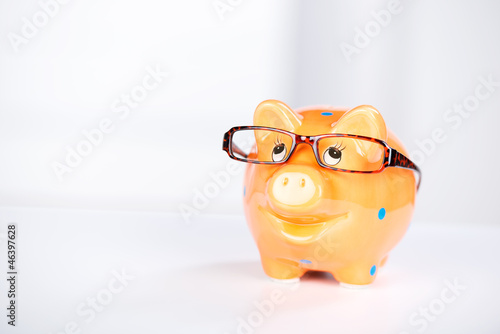 oranges sparschwein mit brille photo