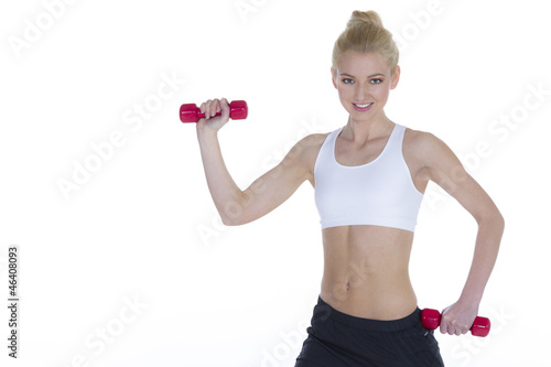 Blonde Frau zeigt eine Übung mit roten Hanteln