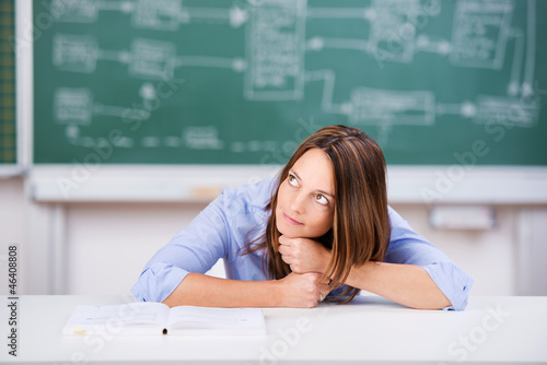 Tapety artystyczne nachdenkliche lehrerin