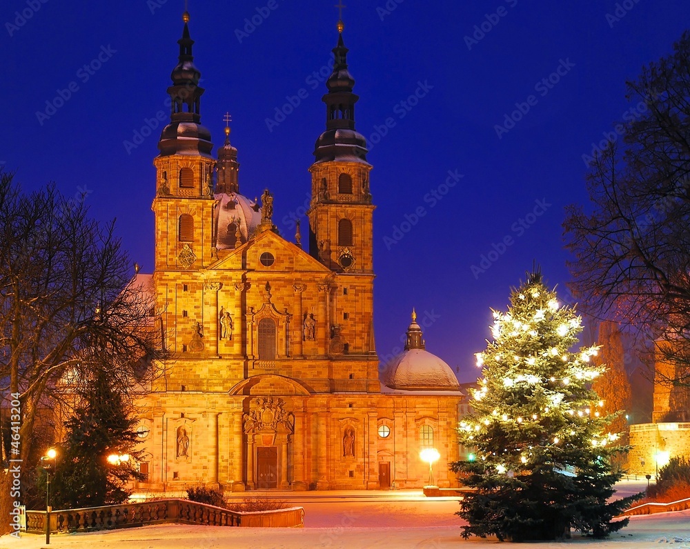 Fuldaer Dom mit Schnee und beleuchtetem Weihnachtsbaum bei Nacht