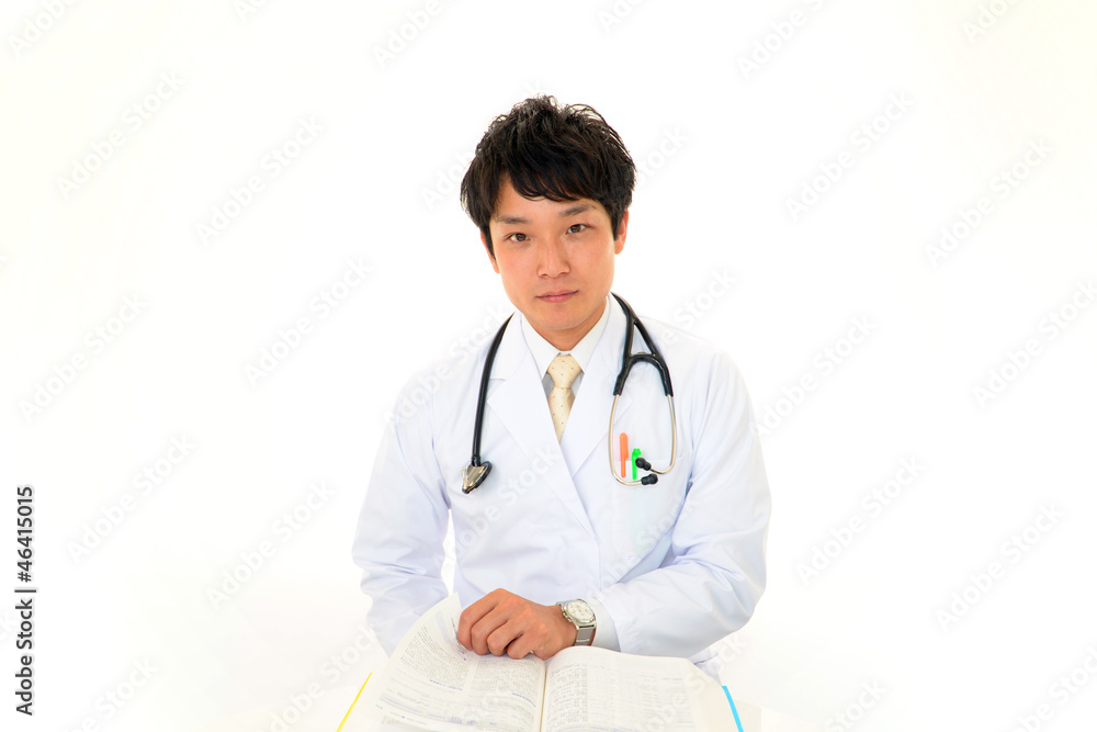 医学書を読む医師 医学書を読む医師