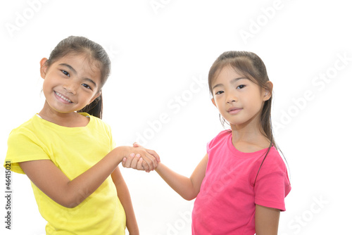 握手をする笑顔の姉妹