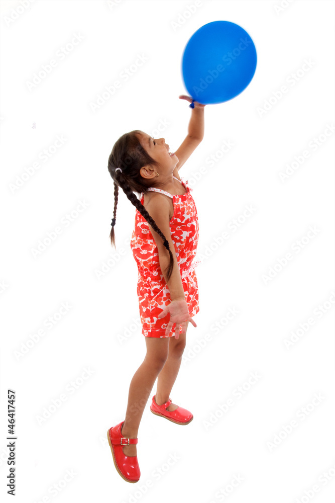 enfant joue avec ballon baudruche Stock Photo | Adobe Stock
