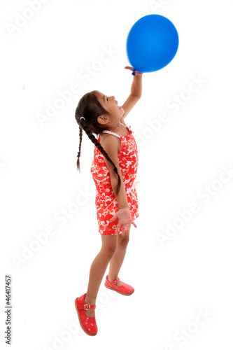 enfant joue avec ballon baudruche photo