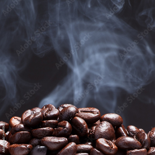 Fotografija coffee bean with smoke
