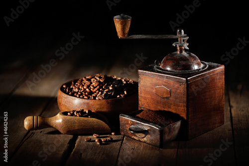 antico macinino da caffè photo
