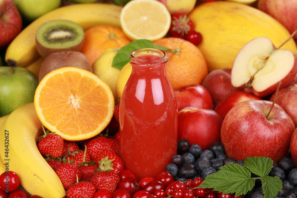 Frischer Saft aus roten Früchten Frischer Saft aus roten Früchten