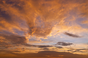Canvas schilderij Hemel Vurige zonsondergang met dramatische wolken  © volgariver