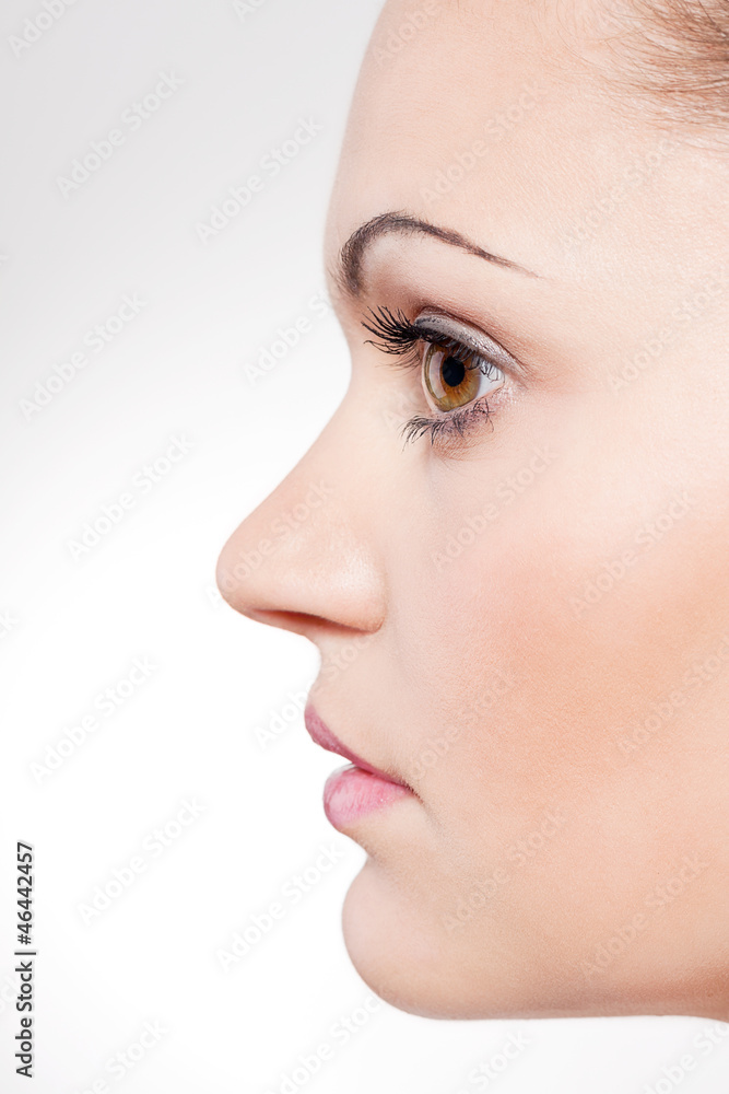 junge frau im Profil mit Augen und Lippen junge frau im Profil mit Augen und Lippen