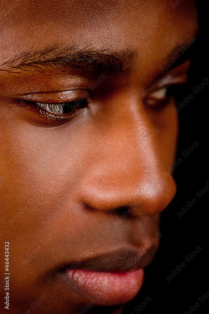 junger dunkeläutiger mann afrikaner im portrait junger dunkeläutiger mann afrikaner im portrait