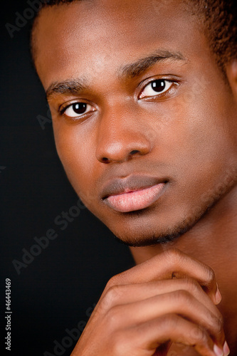 junger dunkeläutiger mann afrikaner im portrait