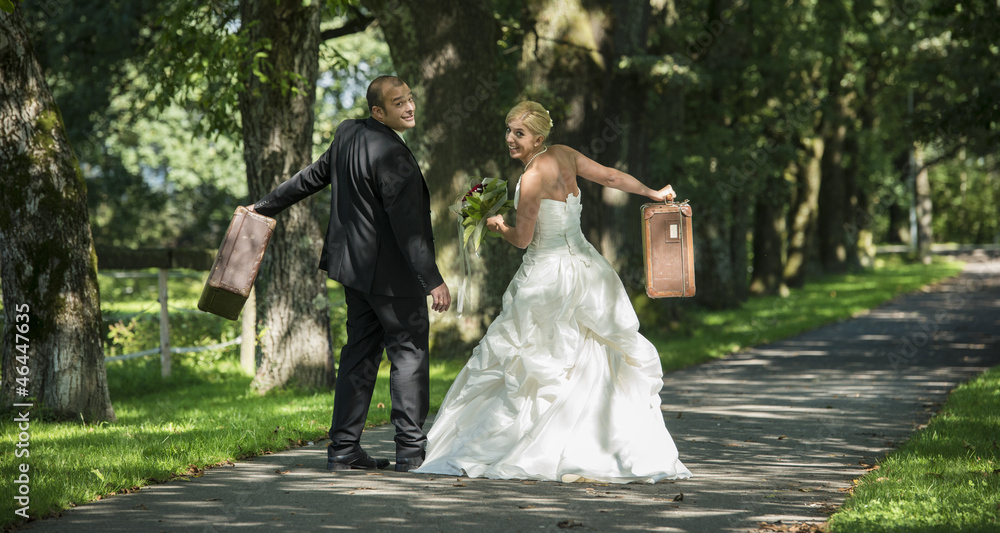Hochzeitspaar geht auf Reisen Hochzeitspaar geht auf Reisen
