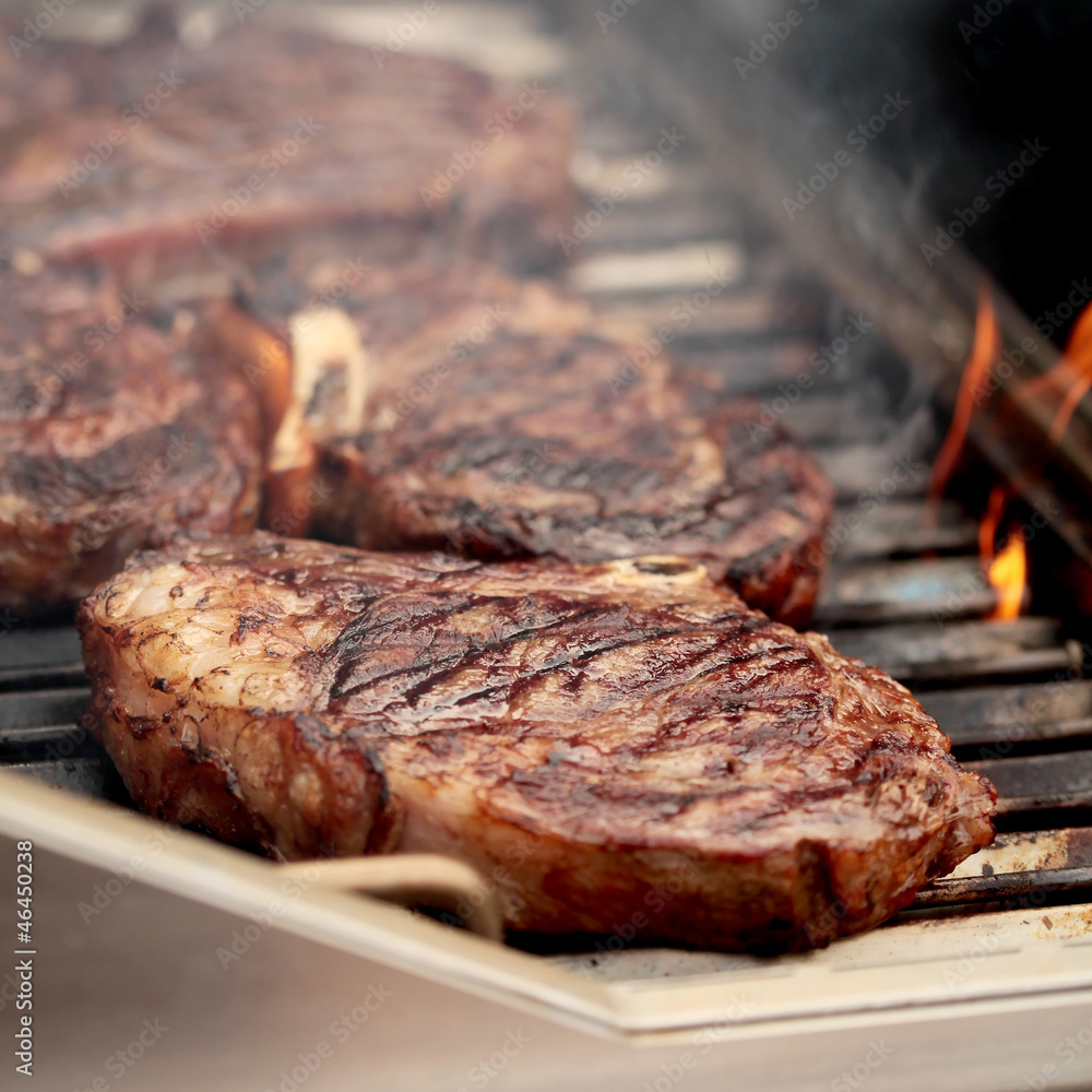 Rib Eye Steak auf dem Grill Rib Eye Steak auf dem Grill