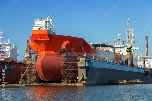 A large tanker repairs in dry dock Fototapet