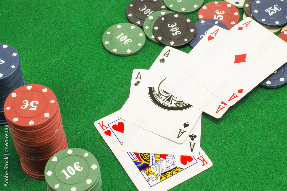 Tavolo da poker fiches e carte Photos | Adobe Stock